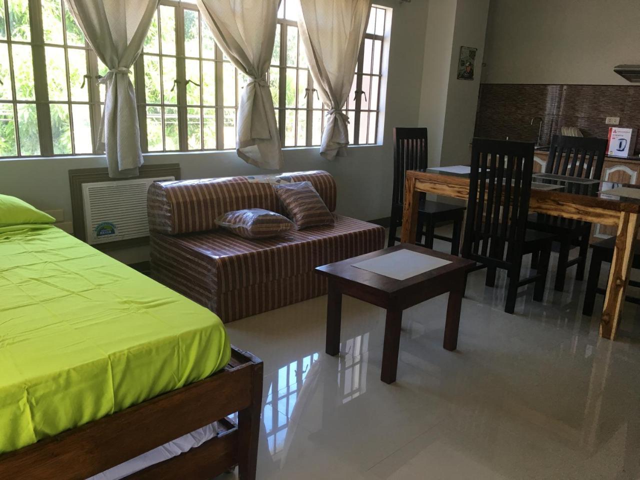 Beinte Singko De Marso Apartments Candon Экстерьер фото